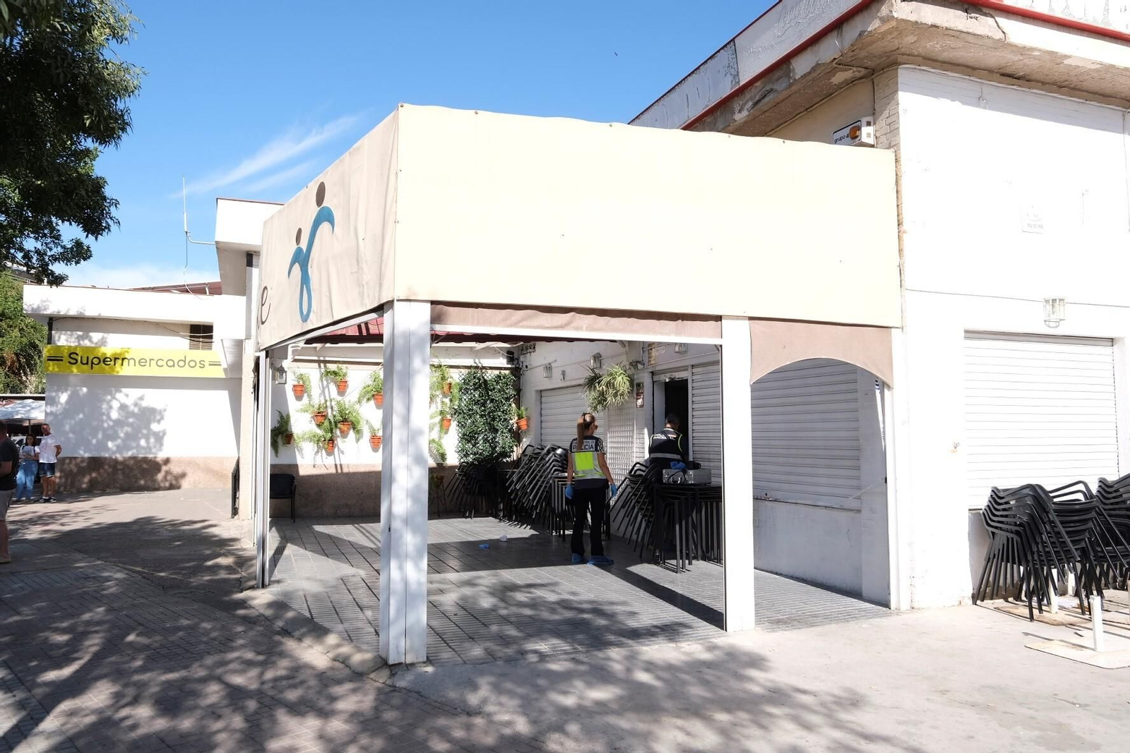 La Policía Nacional inspecciona las instalaciones del bar donde se produjo el apuñalamiento.