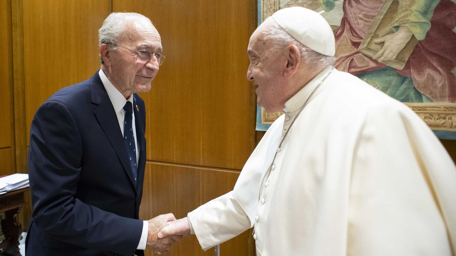 Saludo del Papa al alcalde de Málaga, Francisco de la Torre.