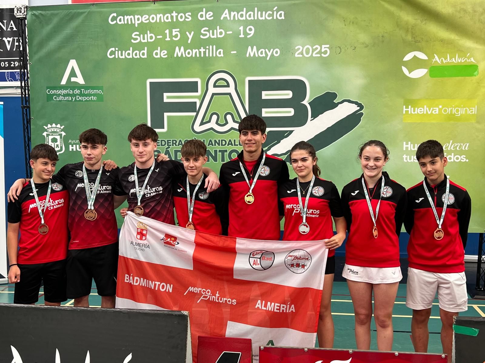 Los jugadores del conjunto almeriense posan con las medallas conseguidas en los Campeonatos de Andalucía sub-15 y sub-19.