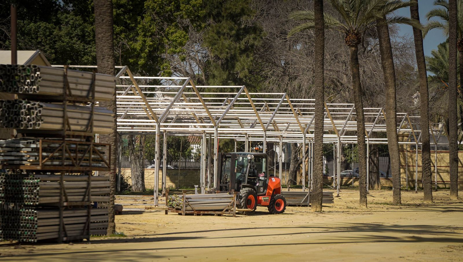 Ya ha empezado el montaje de casetas y reposición del albero en el Hontoria