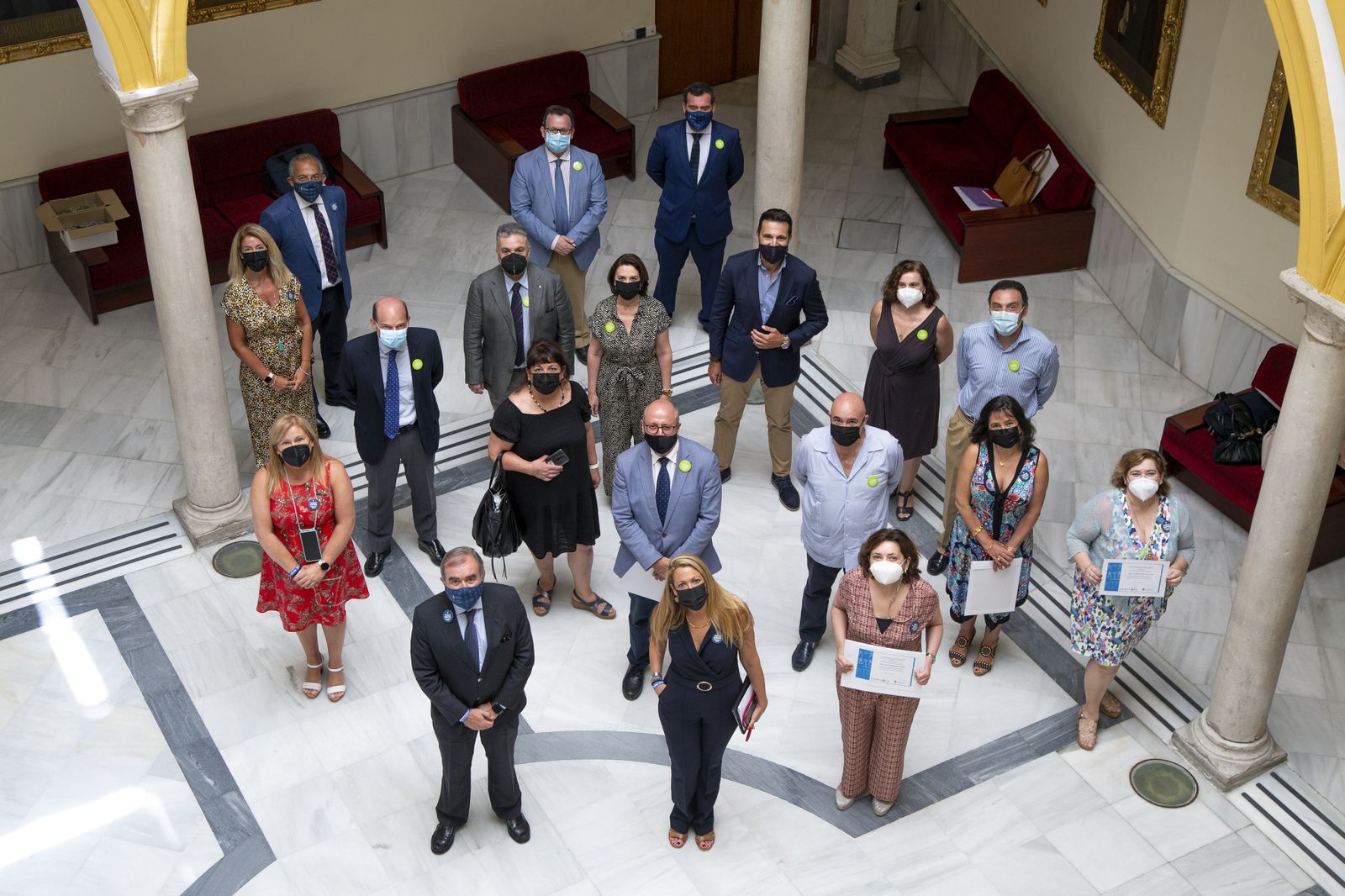 El decano Óscar Cisneros (en primera fila), con  abogados que llevan 25 años en el turno de oficio