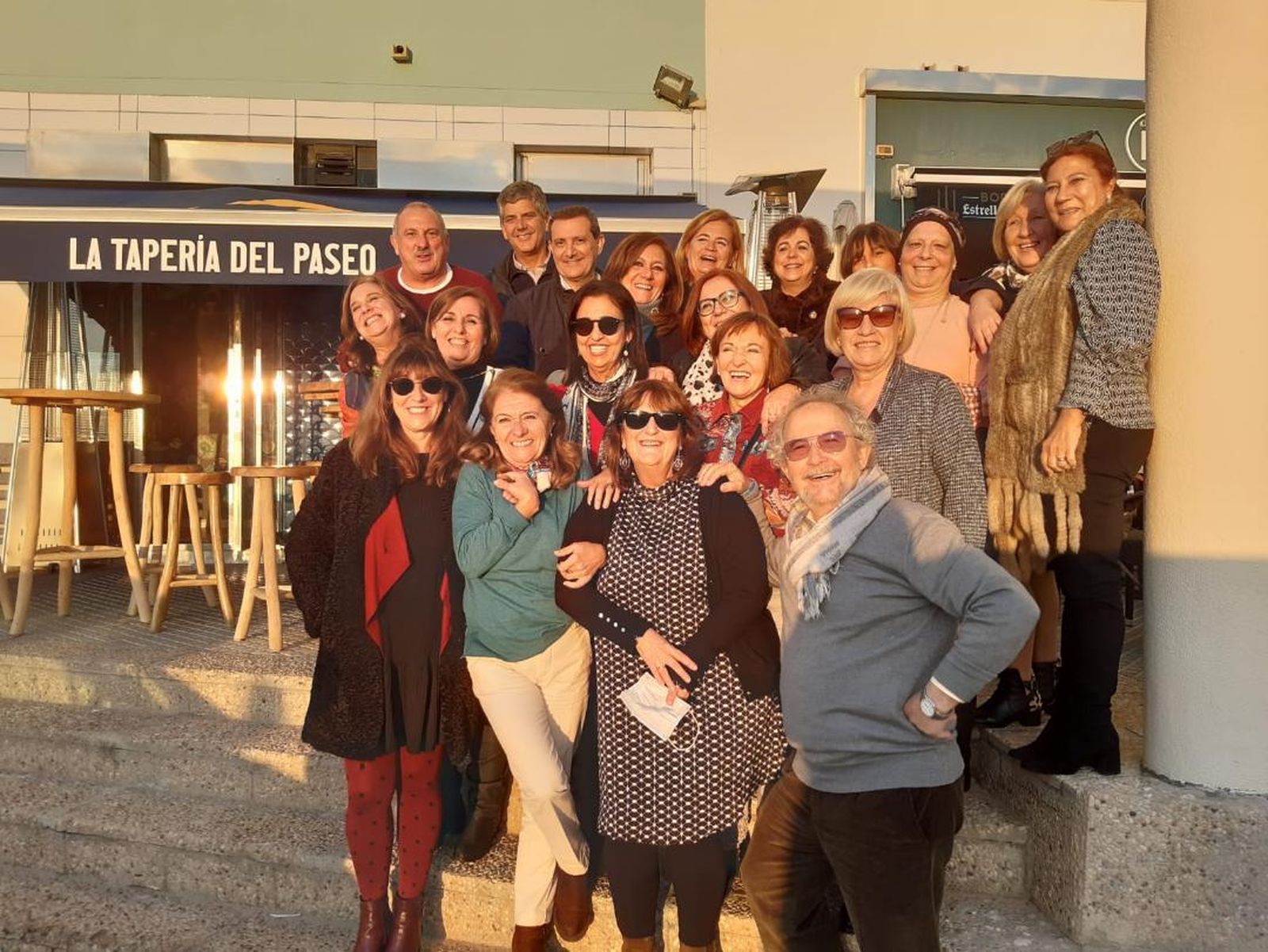 La homenajeada Montserrat de la Riba, con un grupo de compañeros durante el homenaje ofrecido con motivo de su jubilación, en el restaurante Aguatapá.