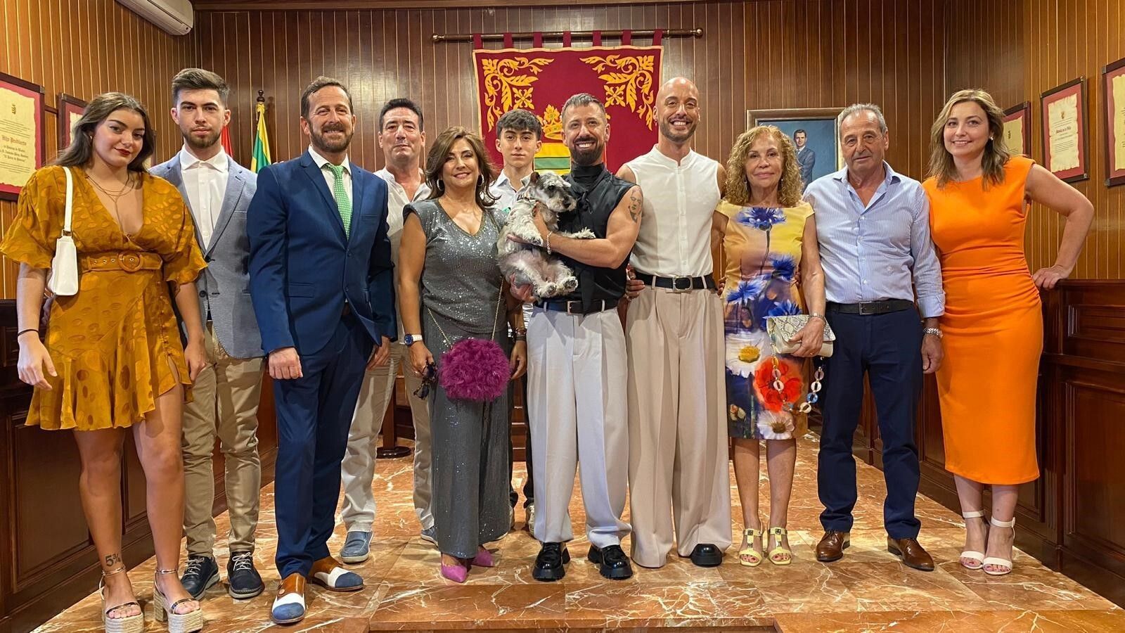 El nuevo matrimonio Stefano Euclides Velasco Gómez y David Alias Moreno, con Rosana Hernández, Nacho Colón, José Abraham Velasco, Carlos Díaz, Olga  Nuria Velasco, Guille Colón,  Luz Moreno y Antonio y Andrea Alias, tras finalizar la ceremonia.