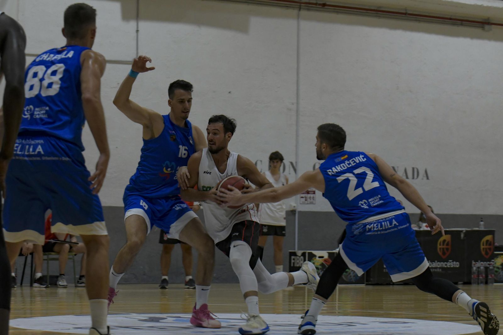 Lluís Costa trata de entrar a canasta en el duelo ante Melilla.