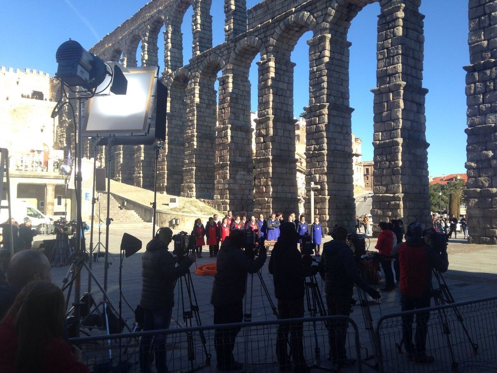 El jurado ha iniciado andadura en los exteriores, ayer, a los pies del acueduto.