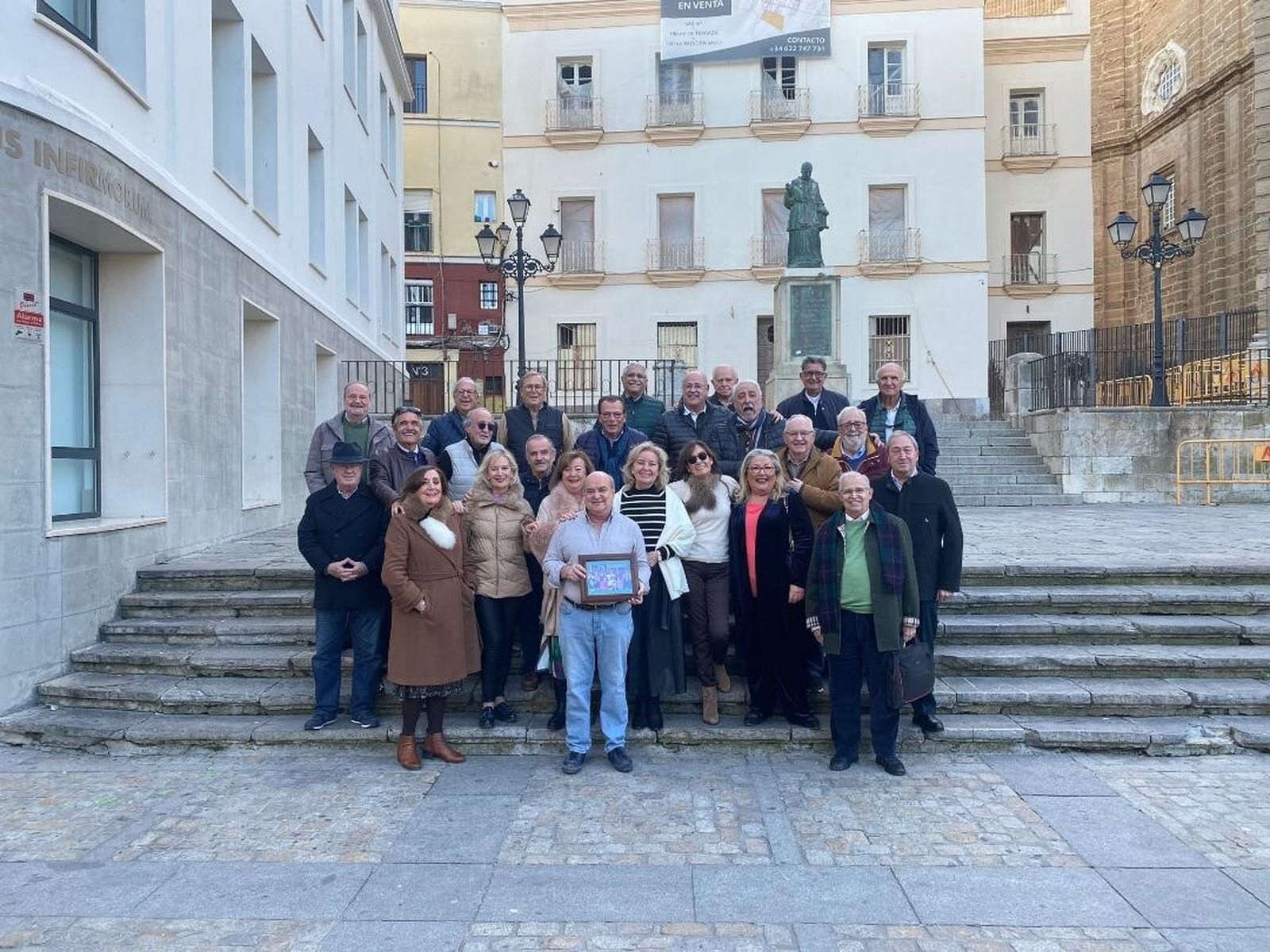 Pelayo con Armando Ruiz, Ángel Arenas, May Sasián, Pizca Rojí, Antonio Fernández Repeto, Miguel Villanueva, Elena Villanueva, Esteban Tovar, José Luis Tejada, José María Fernández, Portillo, Nena Nieto, María José López, Juan Luis Ingunza, Amparo de la Flor, Pepi Segura, Manuel Bocanegra, Antonio Morales, Alejandro valencia, Rufino Mondéjar, Manuel Ragel Javier Martínez del Cerro, Jesús Blasco , Andrés Mariscal y Fernando Rodríguez-Murillo.