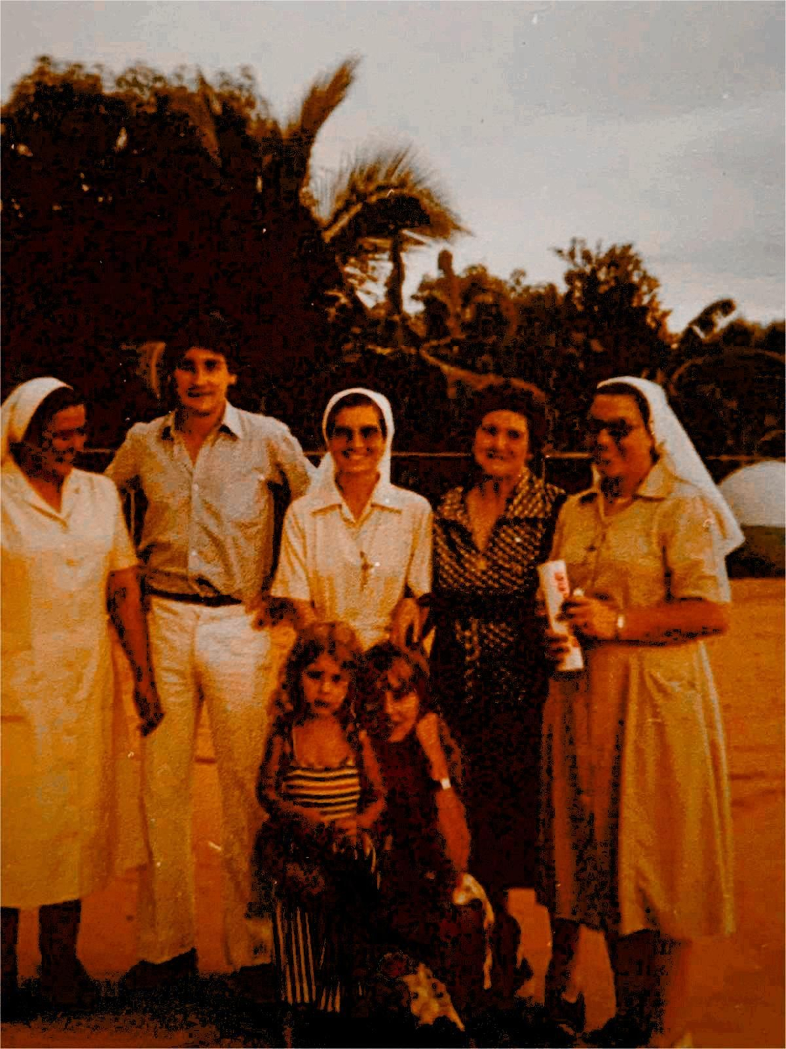 Con su madre y monjas en Maracaibo.