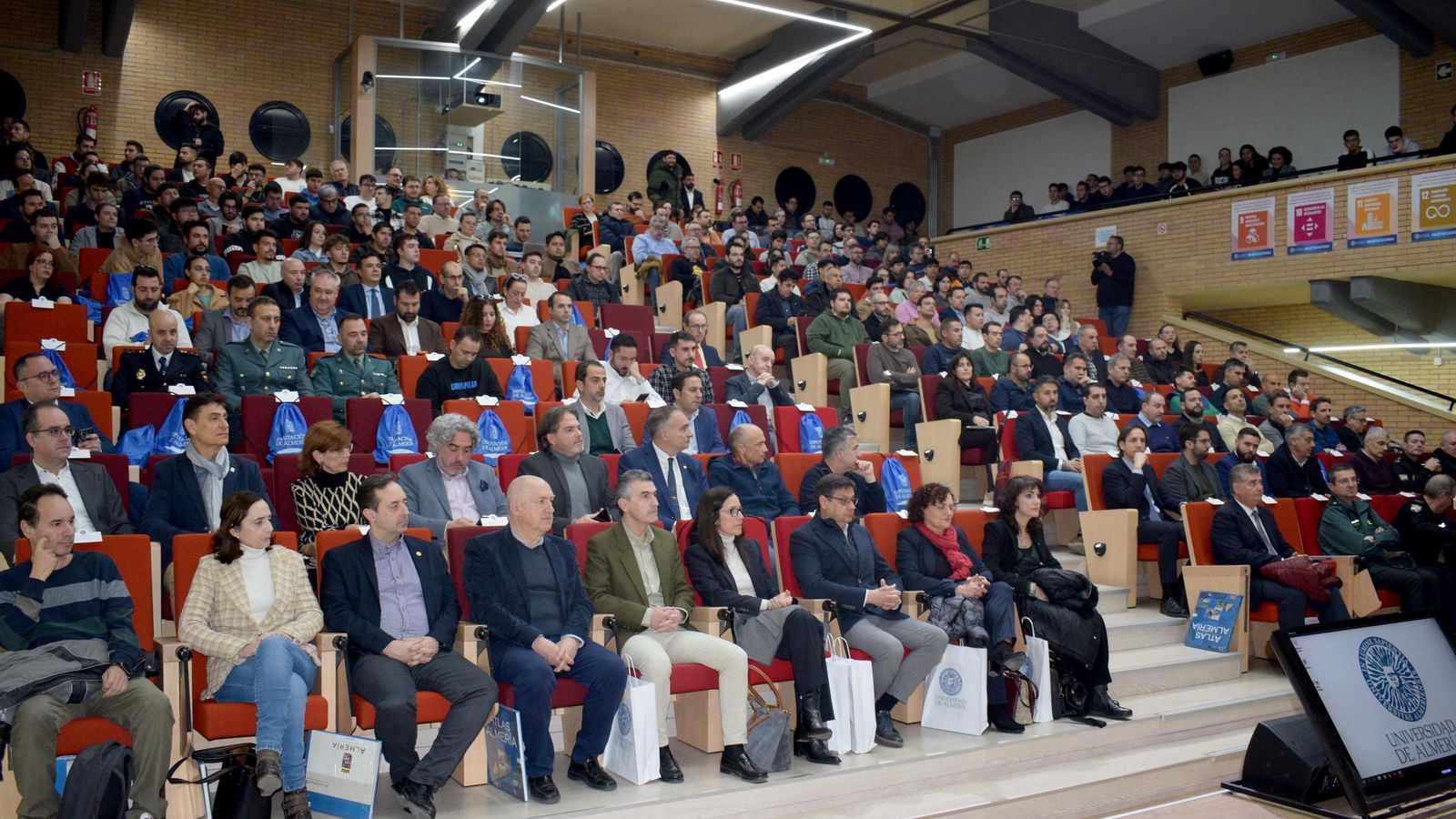 El Auditorio de la Universidad de Almería se ha llenado de participantes interesados en seguir las I Jornadas de Ciberseguridad