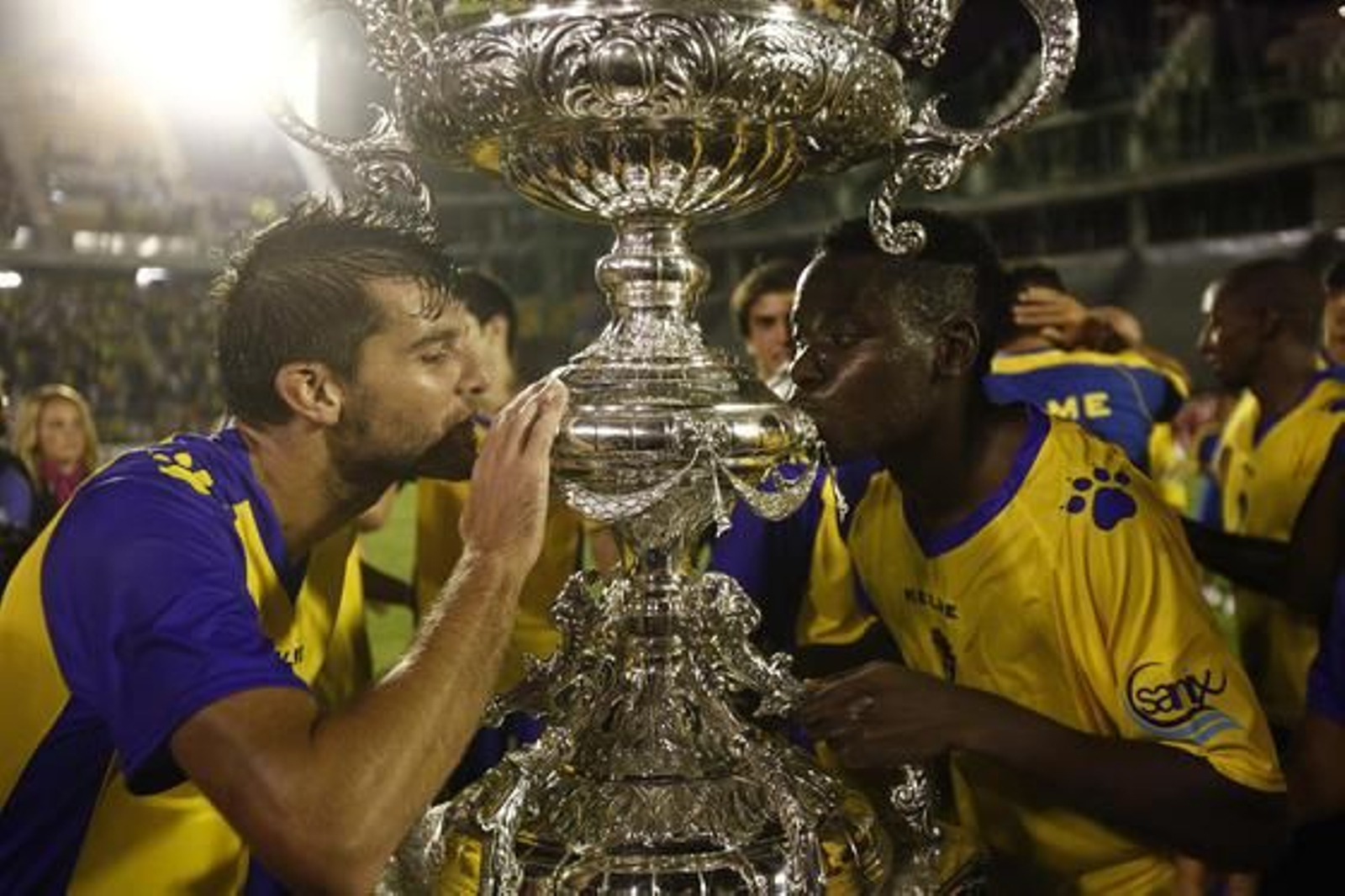 Baquero y Moke besan la copa.

Foto: Jesus Marin