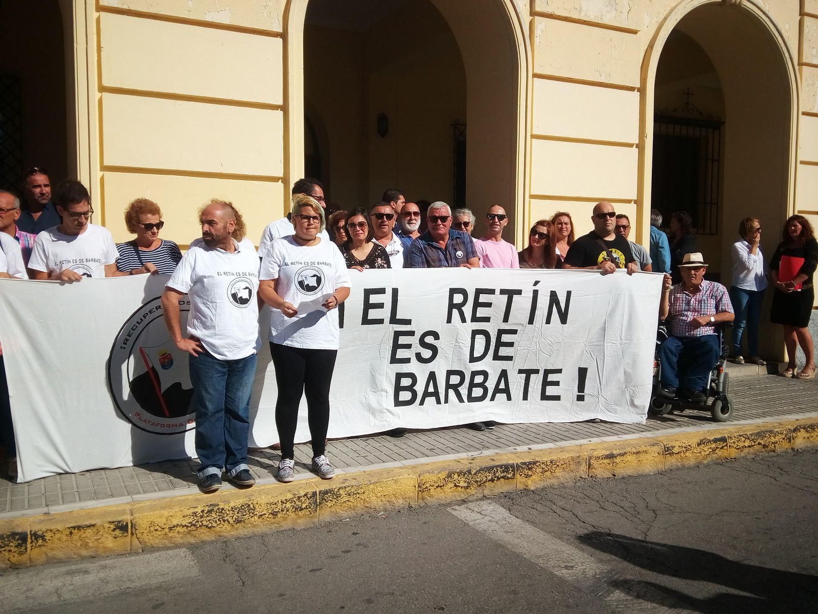 Dos vecinos de la población dieron lectura al manifiesto de la plataforma.