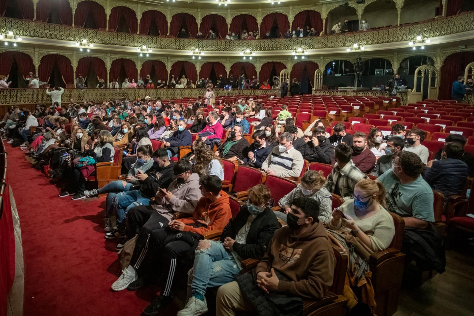 Espectadores con mascarillas en el Falla con motivo del sorteo del COAC 2022.