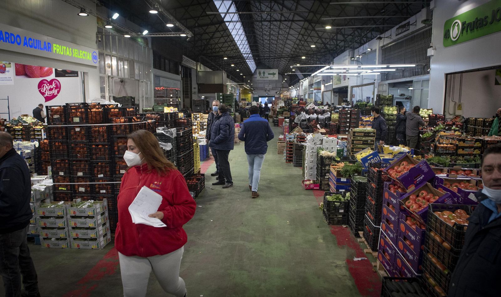 Usuarios comprando fruta y verdura en el mercado central de Sevilla.