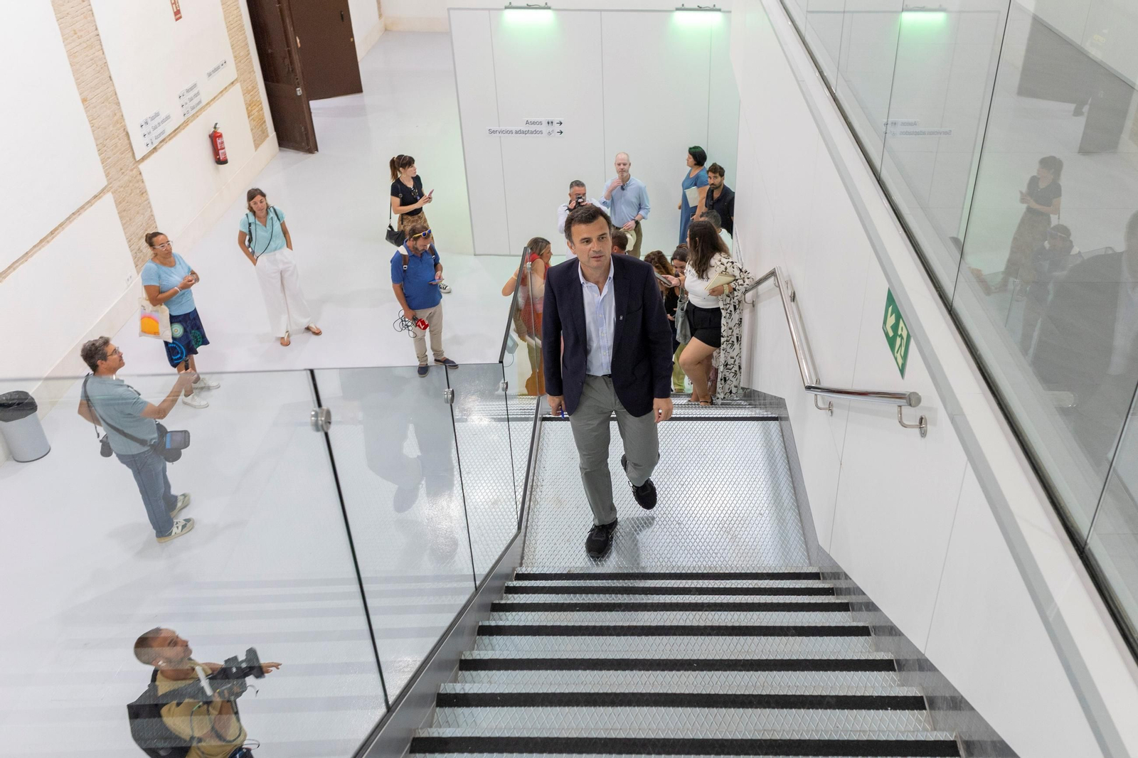 El alcalde, ayer durante la visita a los renovados Depósitos de Tabaco.