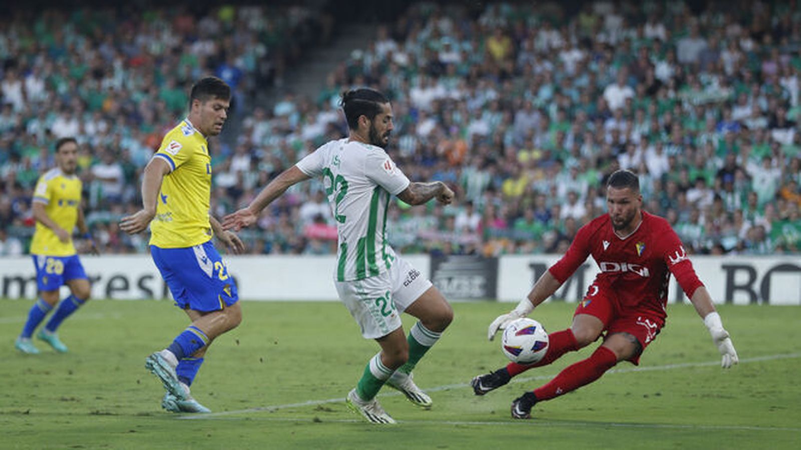 Isco trata de rematar ante Conan Ledesma en presencia de Meré.