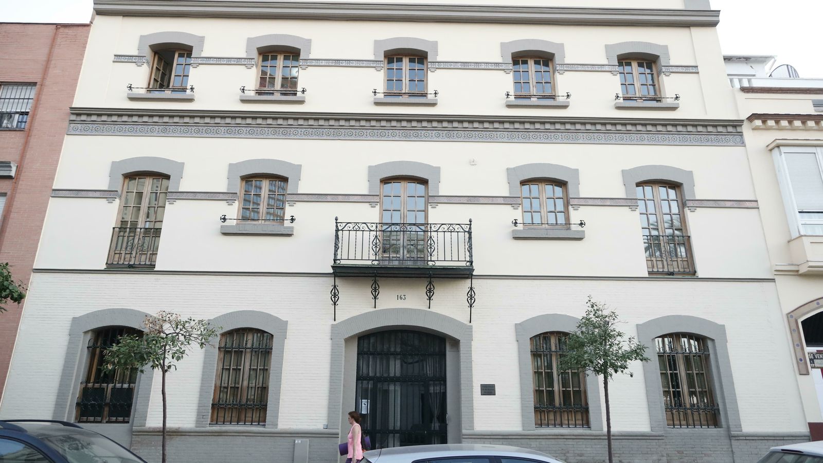 Edificio residencial regionalista en el número 163 de la calle Castilla.