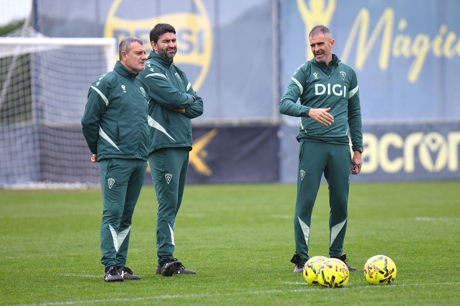 Garitano, junto a miembros de su cuerpo técnico en la sesión de este jueves.