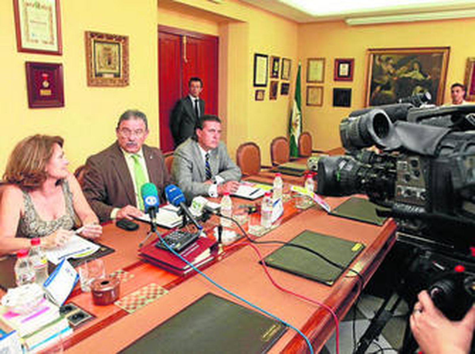 Eduardo Torres (centro) junto a otros miembros de la Junta de Gobierno del Colegio de Abogados, ayer.