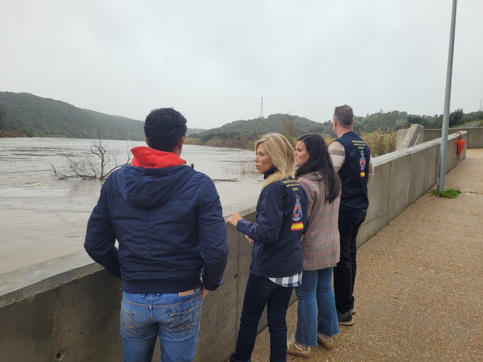 La subdelegada del Gobierno, María José Rico, visita la zona.