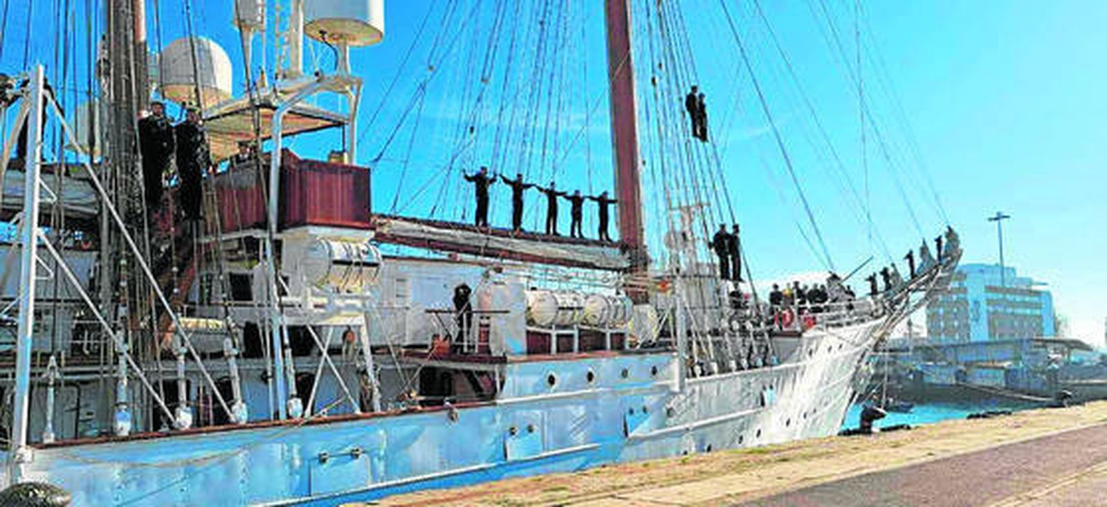 Guardamarinas suben a uno de los palos del buque.