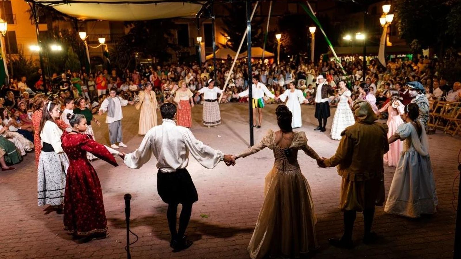 Grupos de baile actúan en coro en la plaza.