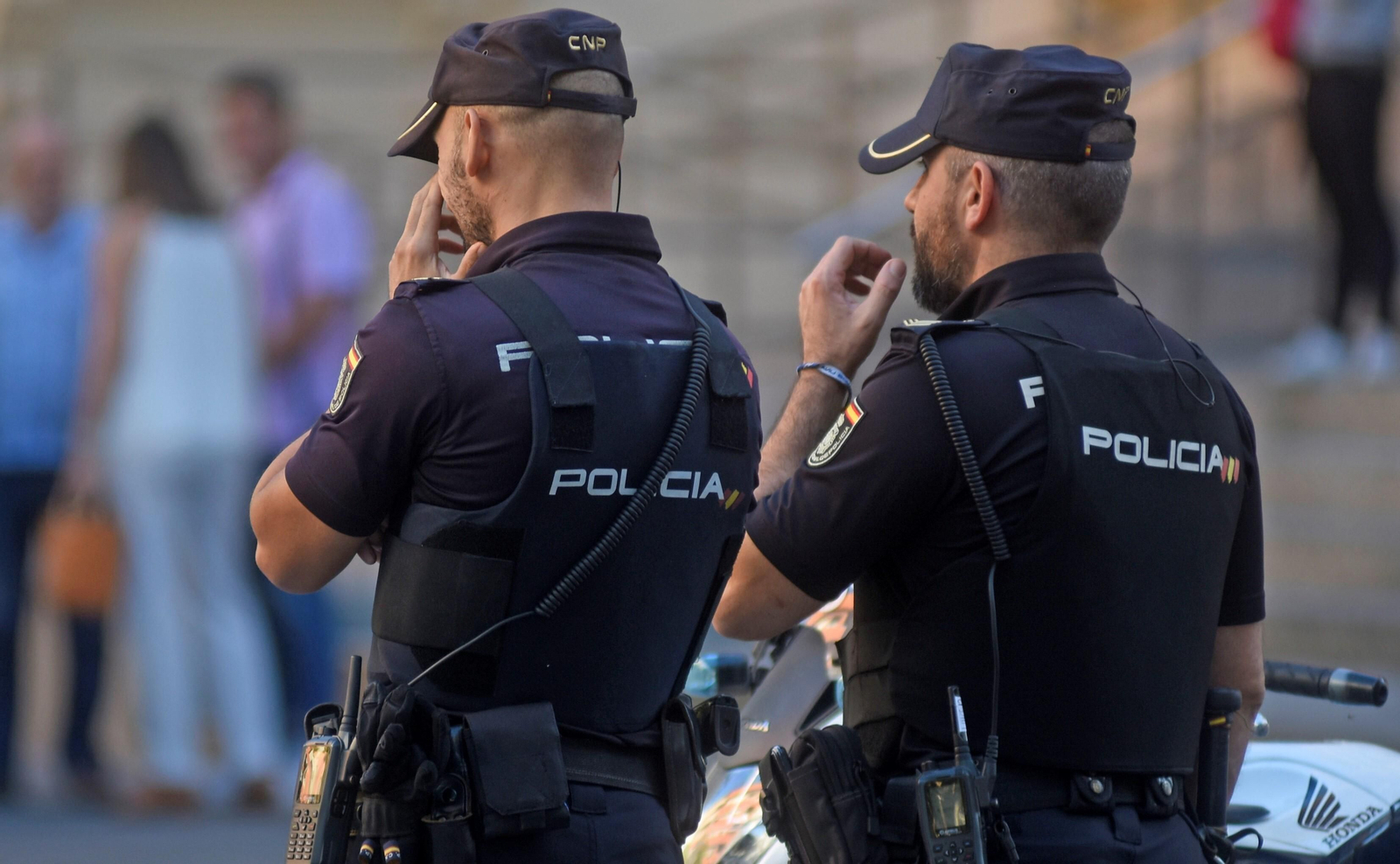 Dos agentes de la Policía Nacional de Córdoba.