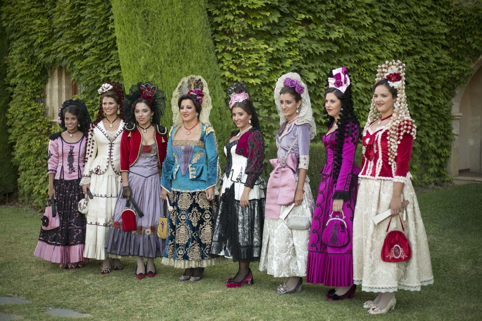 Las damas goyescas posaron en el Parador antes de iniciarse el pregón.