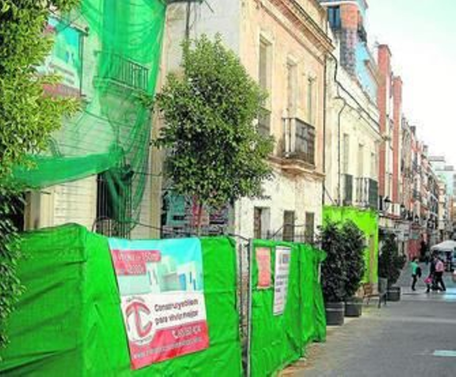A la izquierda se visualiza el edificio en rehabilitación en el número 6 de la calle San Francisco.