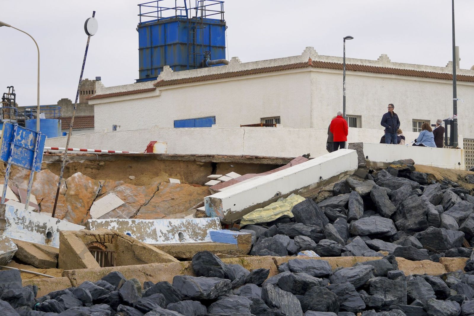 Los destrozos causados por el último temporal a la playa y al paseo marítimo de Matalascañas