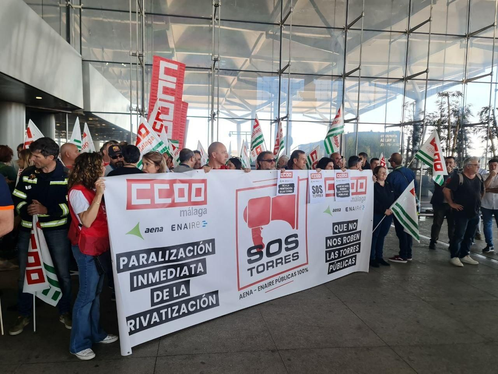 Concentración contra la privatización de la torre de control del aeropuerto de Málaga.