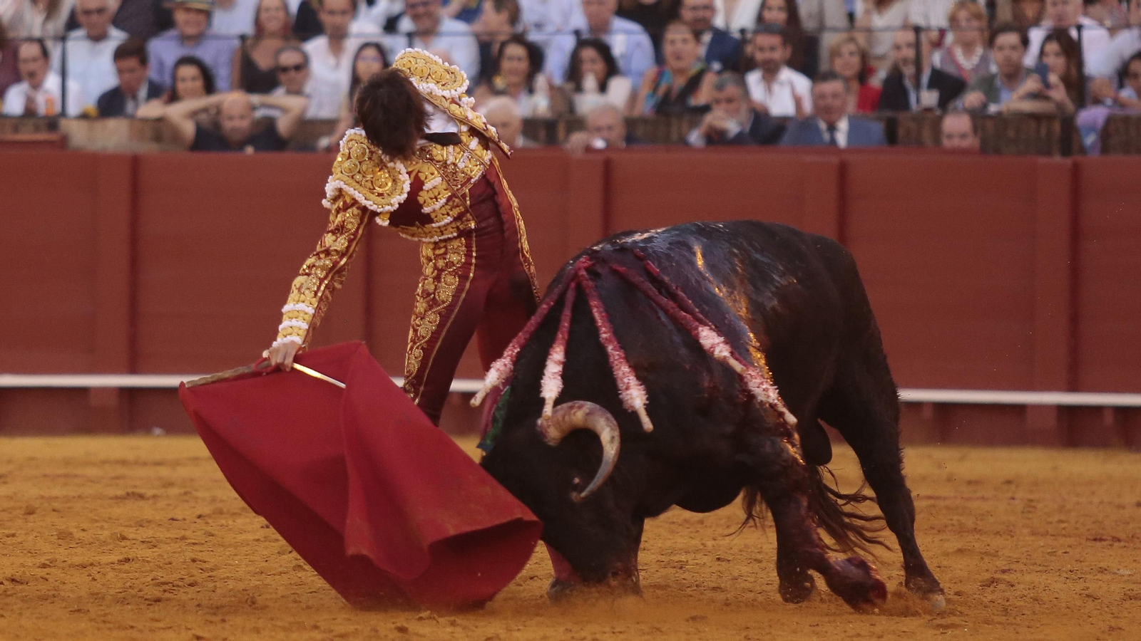 Las imágenes de la faena de Roca Rey al sexto de la tarde