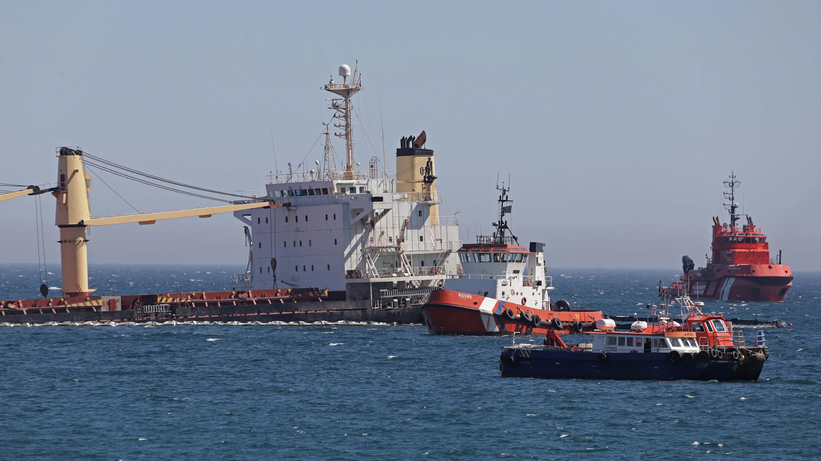 Fotos del hundimiento controlado del buque OS35 en Gibraltar
