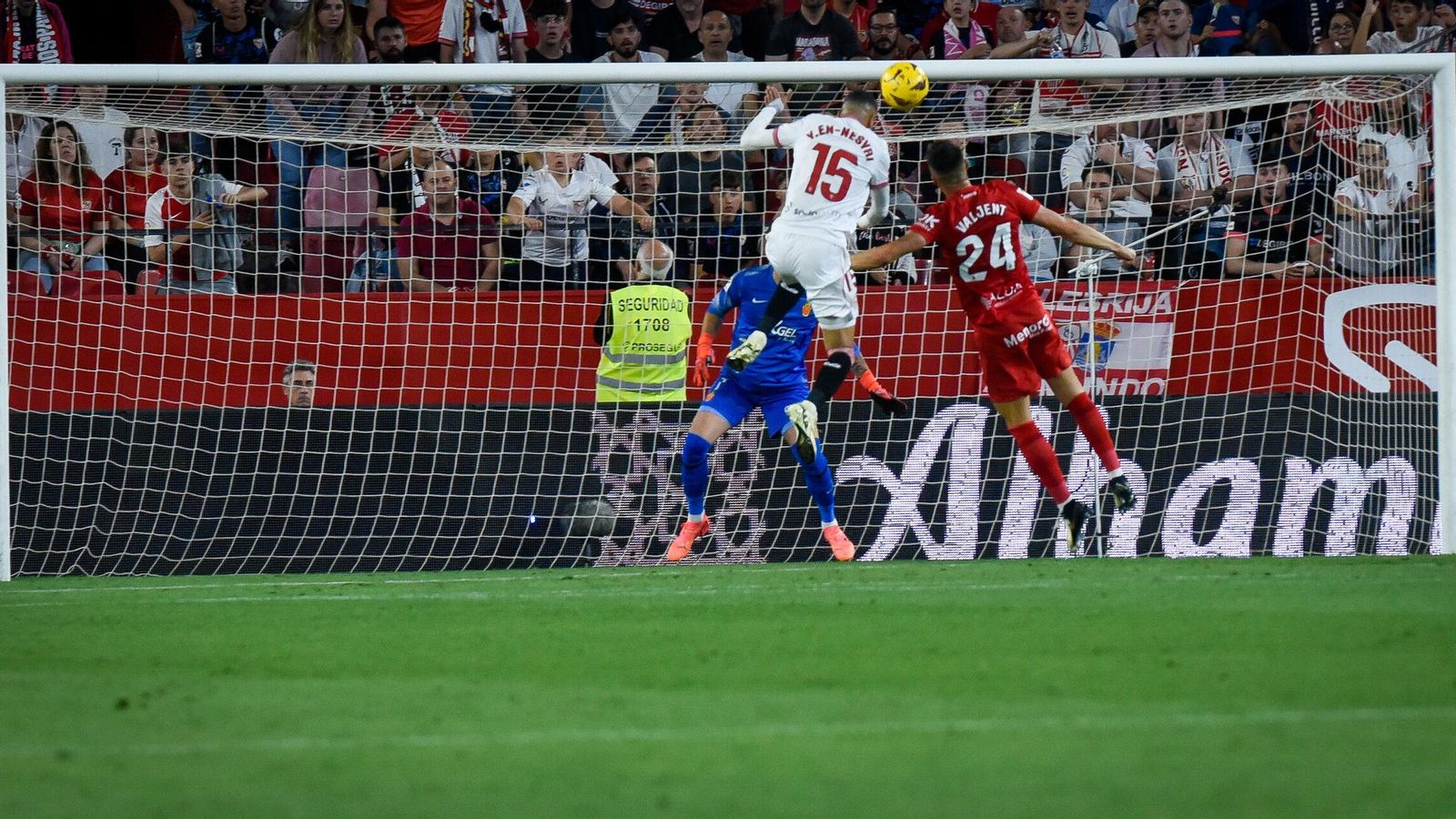 En-Nesyri conecta un cabezazo excelente para poner por delante al Sevilla. En-Nesyri conecta un cabezazo excelente para poner por delante al Sevilla.