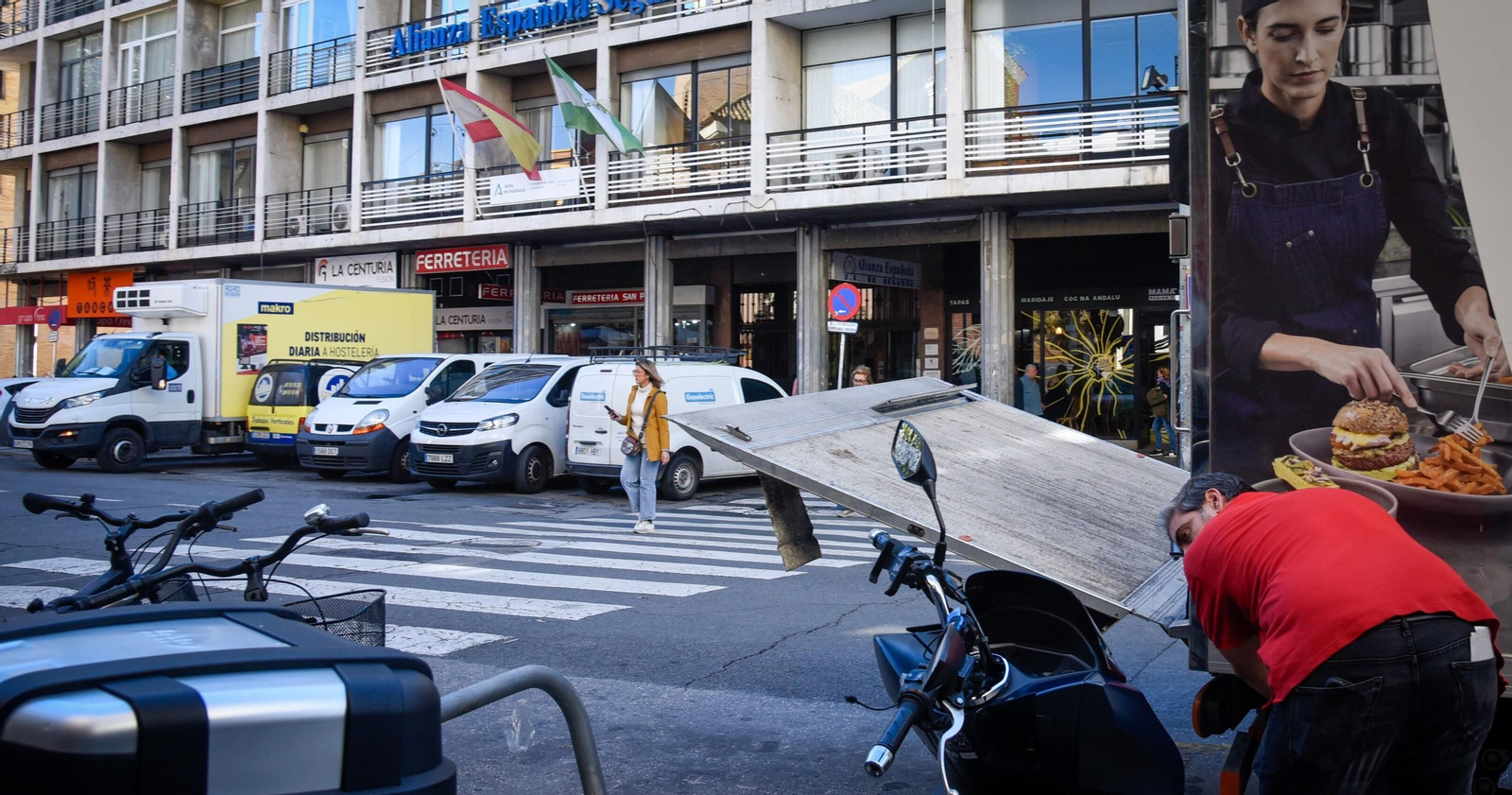Furgonetas de carga y descarga en la calle Imagen.