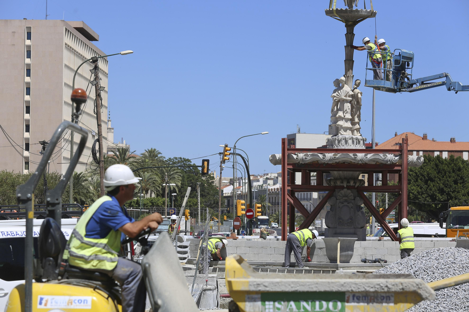 Fotos de la fuente de las Tres Gitanillas, que ya luce en la Avenida de Andalucía de Málaga