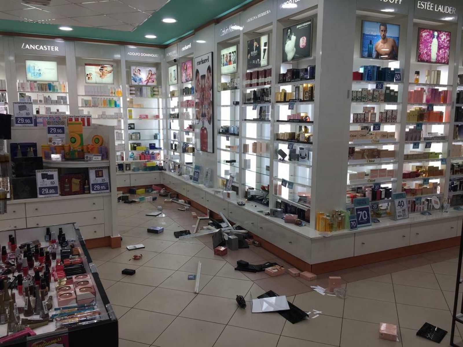 Las imágenes del robo por alunizaje en la perfumería Aromas de Los Bermejales