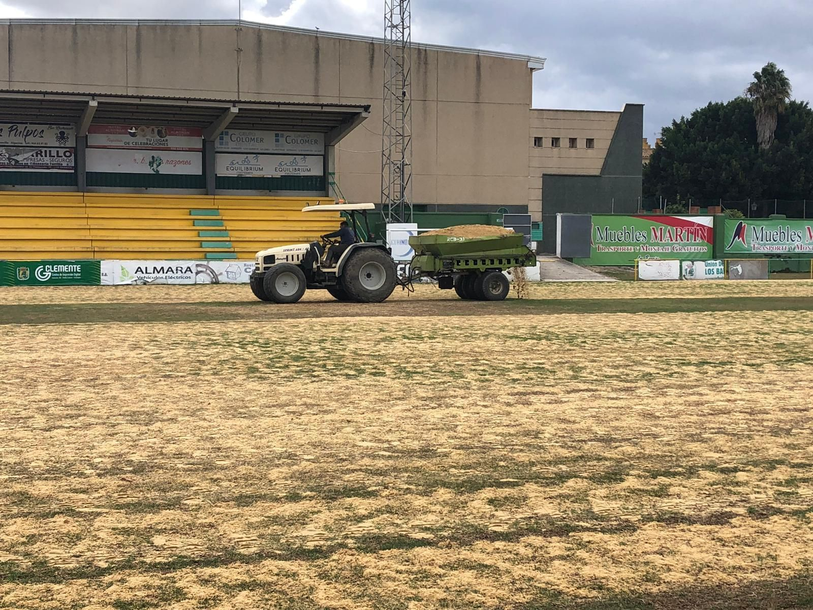 Uno de los operarios municipales que trabaja en el San Rafael.