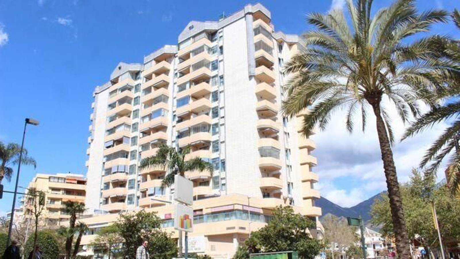 Un bloque de viviendas de la avenida Ramón y Cajal de Marbella.