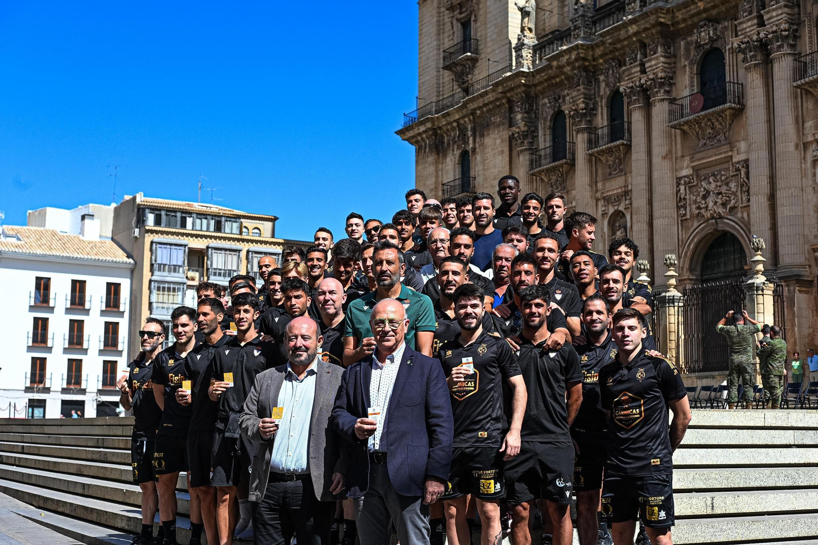 Foto de familia entre ambos clubes en la Plaza de Santa María.