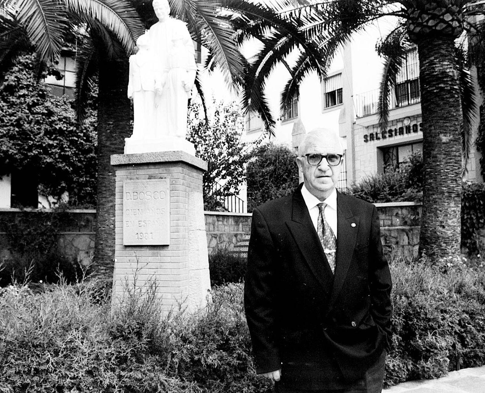 Don Venerando, en la entrada del colegio Salesiano de Algeciras.