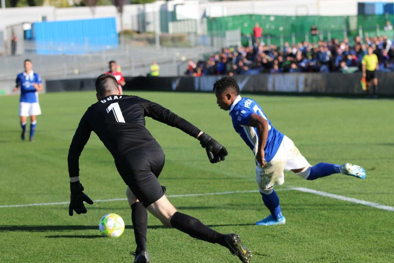 Paulo Vitor, en la acción del tercer gol blanquillo.
