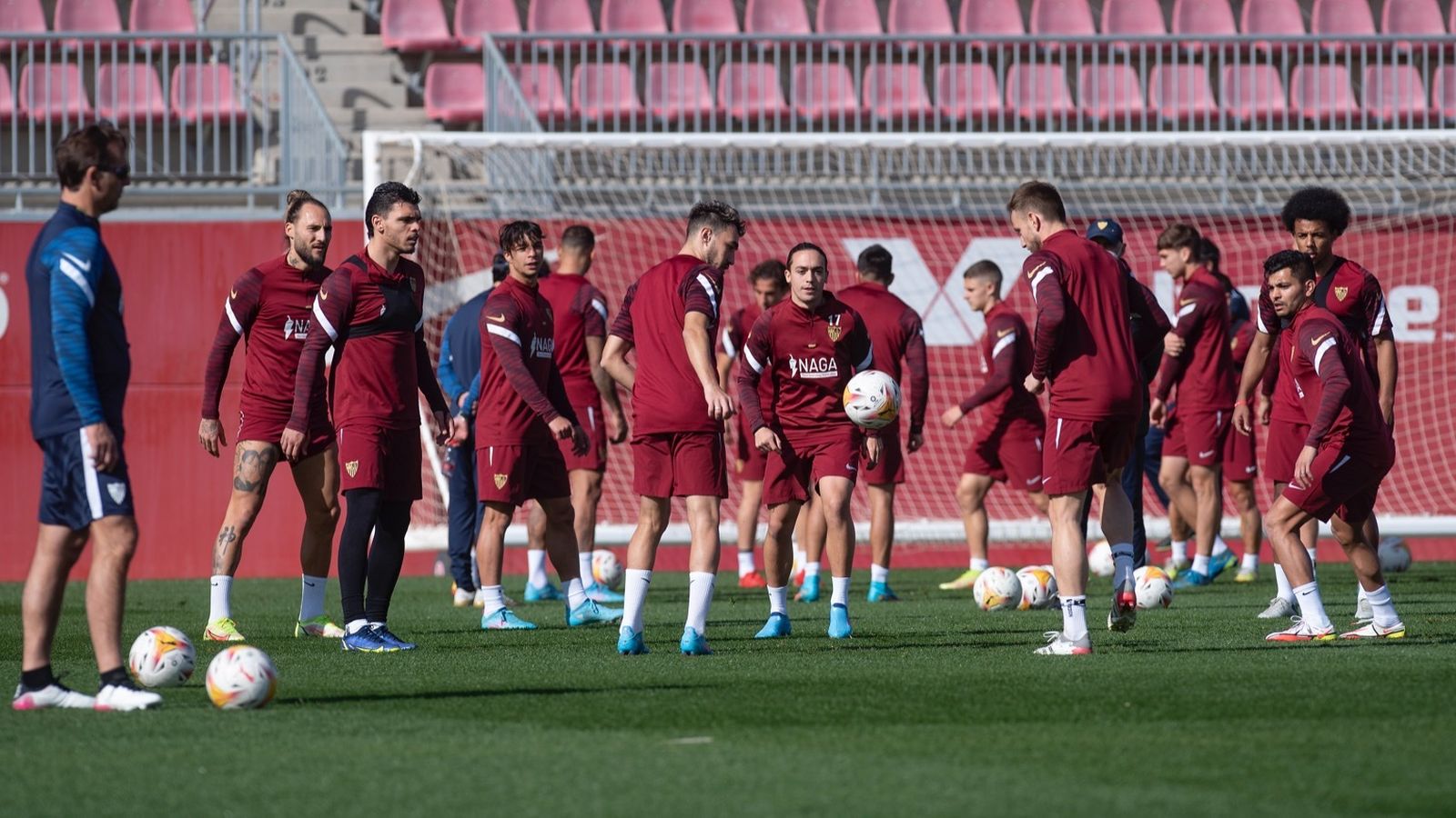 Los futbolistas del Sevilla, durante el calentamiento, que sí hizo Koundé.