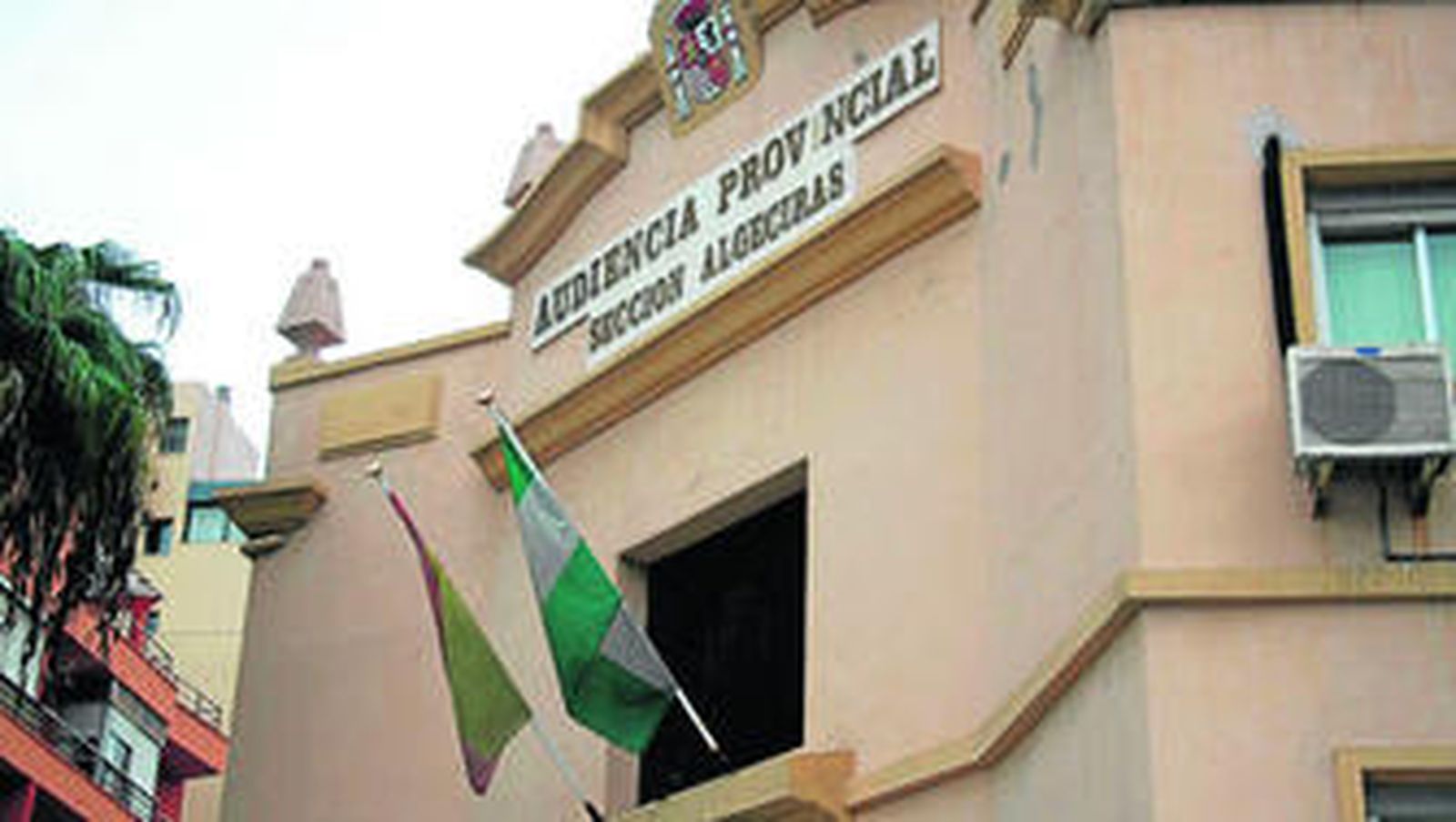 Imagen de la puerta principal de la sección algecireña de la Audiencia Provincial.