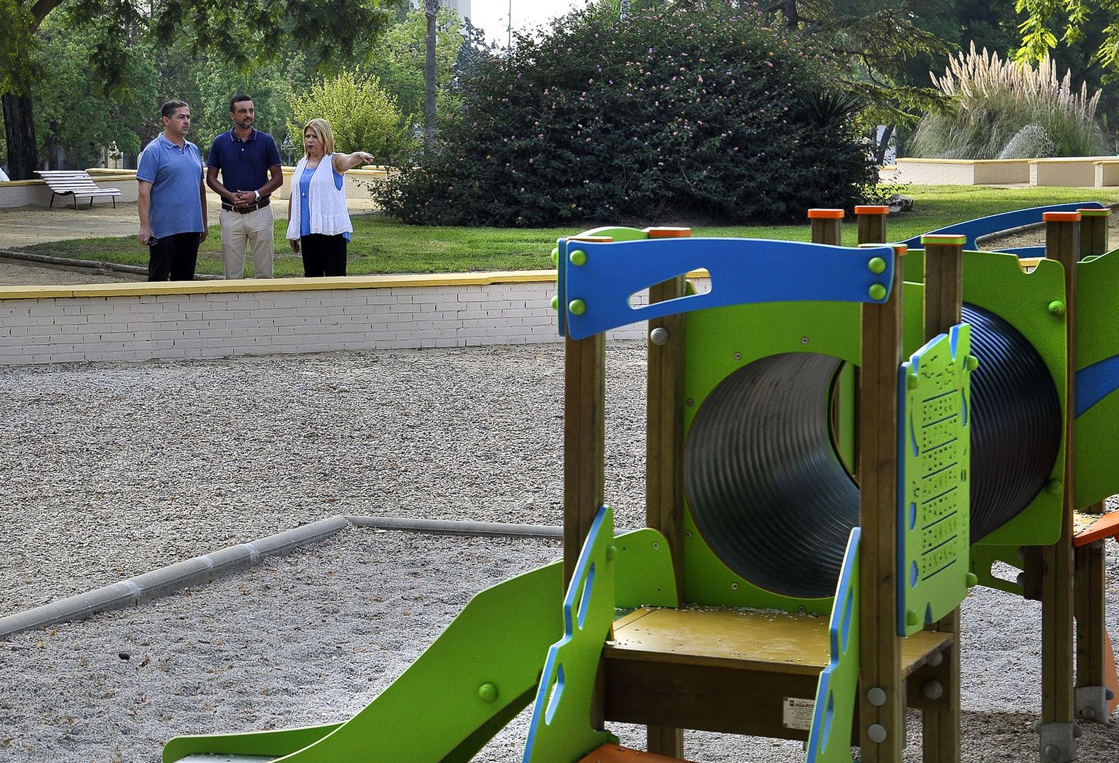 Visita del delegado José Antonio Díaz, con la alcaldesa Mamen Sánchez, al parque de La Unión, el pasado verano.
