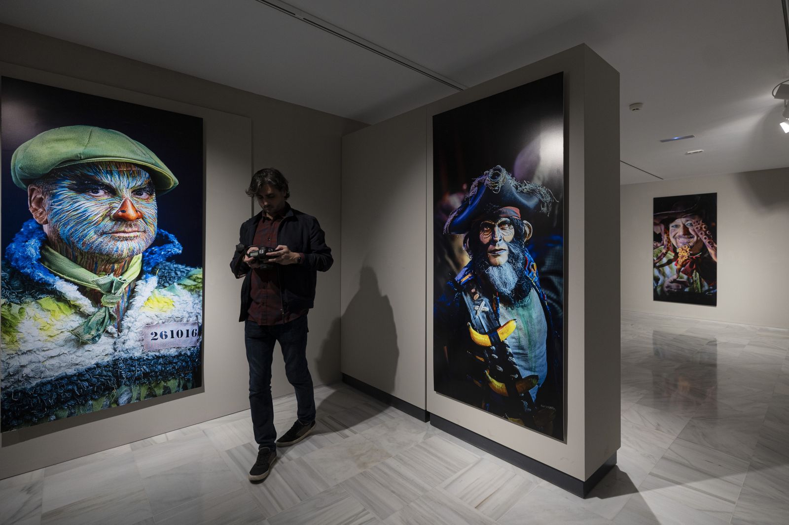 Inauguración de la exposición de Julio González "Carnaval de improviso. Retratos urgentes: la trastienda del COAC"  en la casa del carnaval.