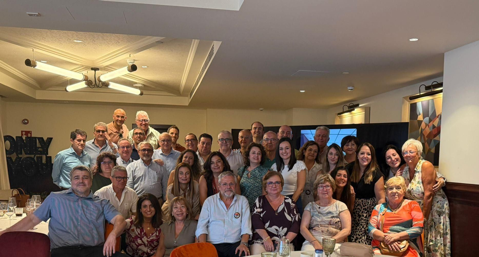 Una foto de familia de la celebración por la jubilación de José Tapia.