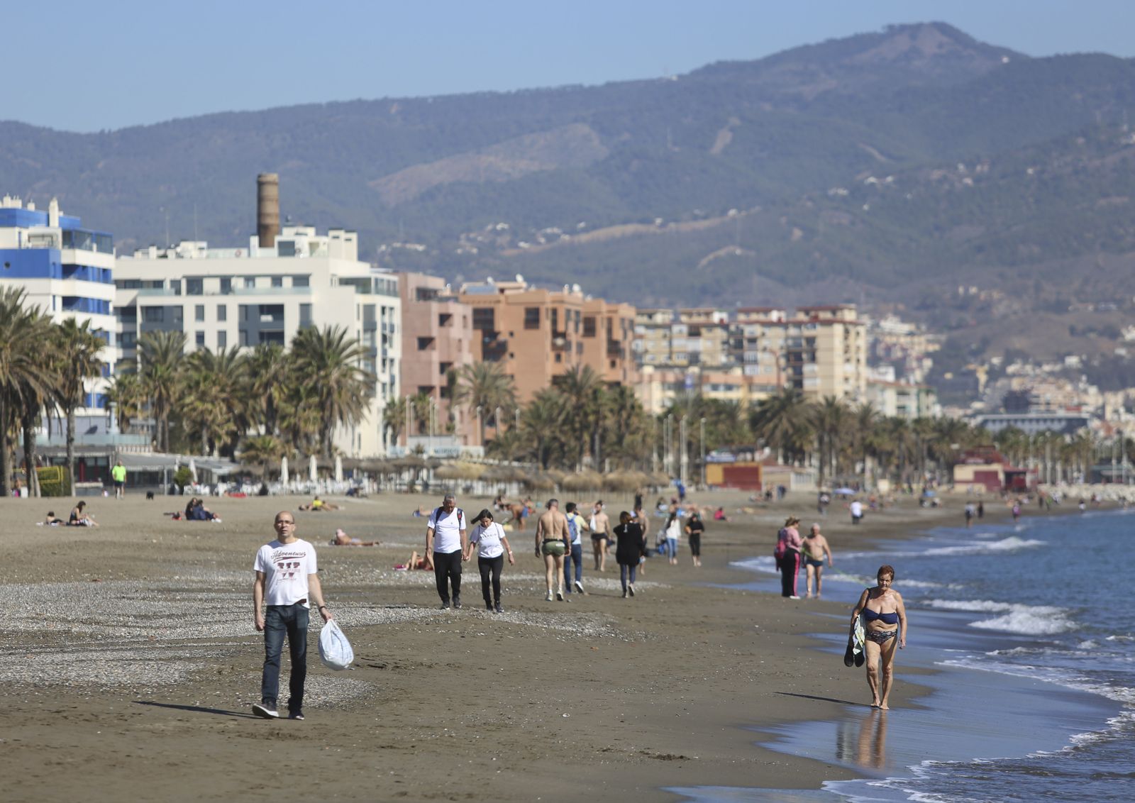 Gente paseando por la playa, este martes.