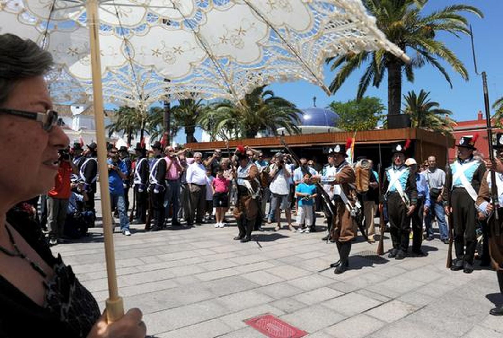 Unas 200 personas participan en el desfile de presentación del pendón de Fernando VII, recuperado para el Diez, ataviados con uniformes históricos.

Foto: Elias Pimentel