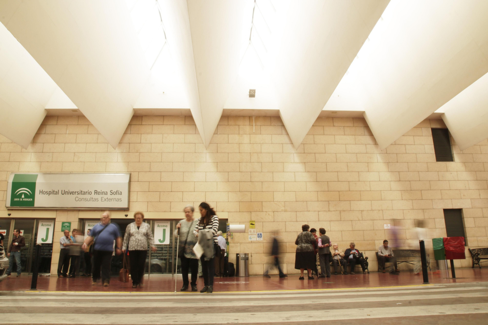 Entrada al edificio de Consultas Externas del Hospital Reina Sofía.