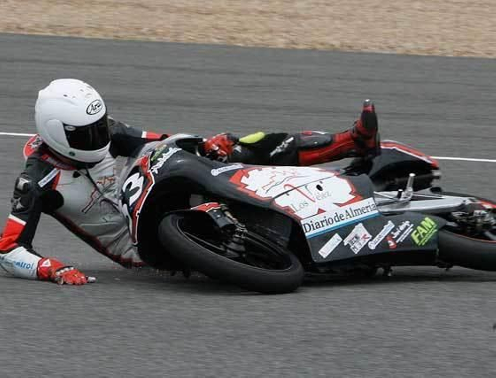 El almeriense Antonio Alarcos fue uno de los muchos pilotos que se fue al suelo en una espectacular jornada de motos en el trazado jerezano.  Foto: Pascual