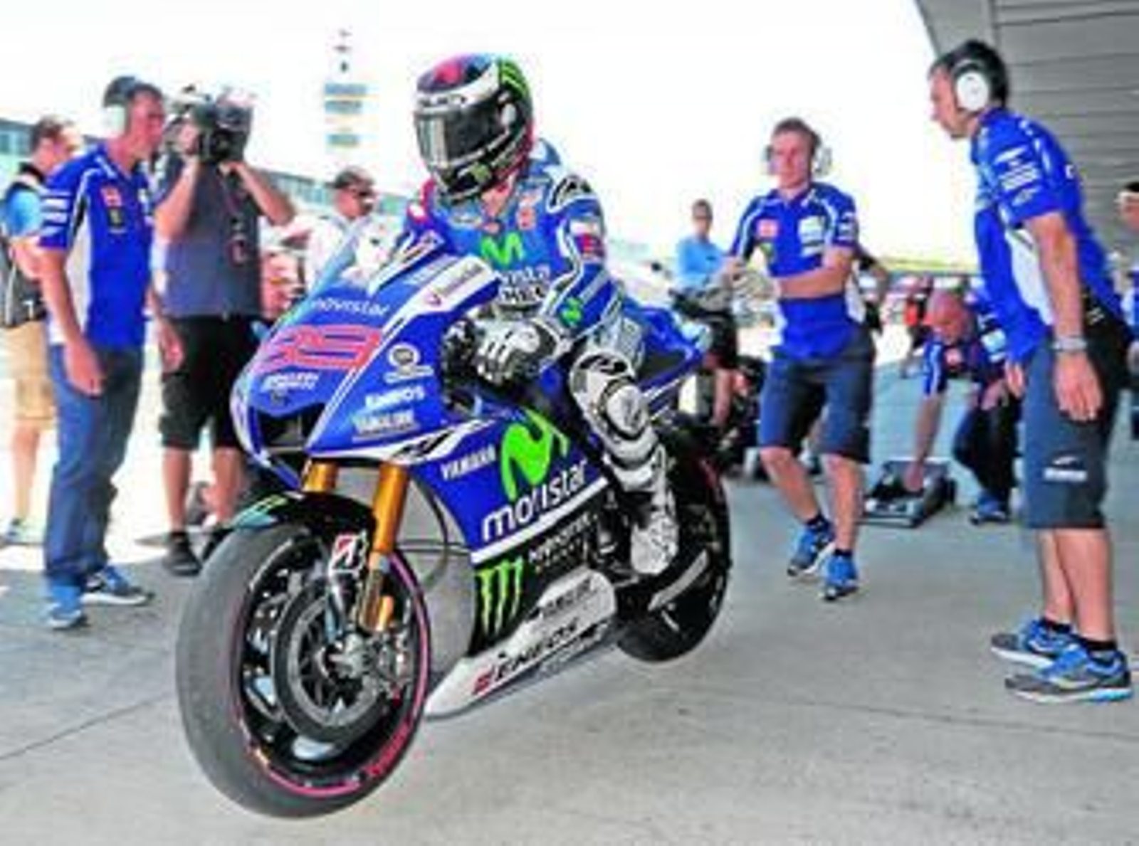 Jorge Lorenzo sale de su 'box' camino del 'pit lane' durante la primera jornada de entrenamientos de ayer en el trazado jerezano.